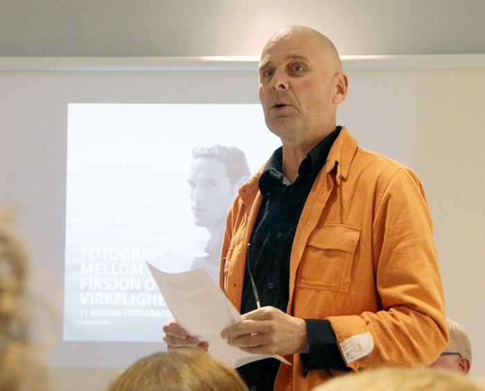 Morten M. Løberg presenterer de 11 fotografene som er representert i boka "Fotografi mellom fiksjon og virkelighet. (Foto: Lars Aarønæs)
